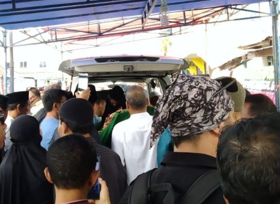 Kerabat dan Rekan Antar Abob ke Peristirahatan Terakhir TPU Tanjung Belakangpadang