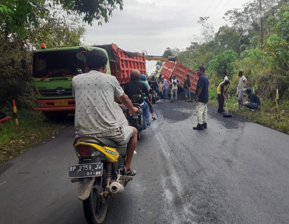 Gorong-Gorong Ambles, Truk Muatan Aspal Nyaris Terguling di Tanjunguban Bintan
