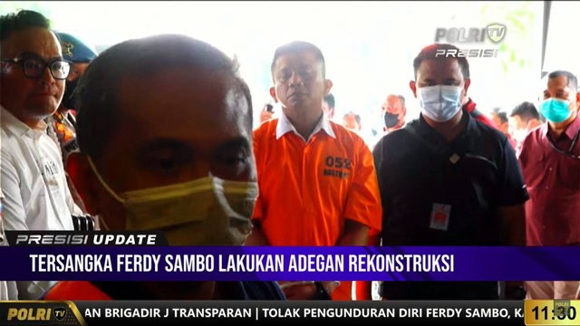 Penampilan Berbeda Irjen Ferdy Sambo, Tangan Diiborgol dan Berbaju Tahanan saat Rekonstruksi Pembunuhan Brigadir Yosua