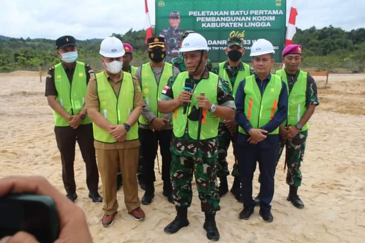Danrem 033/WP Letakkan Batu Pertama Pembangunan Makodim Lingga di Singkep Barat
