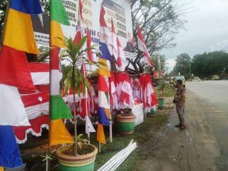 Penjual Bendera Merah Putih Musiman Muncul di Karimun, Omzet Rp 1 Juta Per Hari