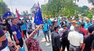 Bisa Langgar Hukum, Imigran Kibarkan Bendera-bendera Asing di Tengah Kota Batam