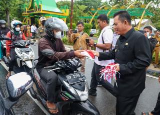 Turun ke Jalan, Gubernur Ansar Bagikan Bendera Merah Putih di Simpang Pamedan