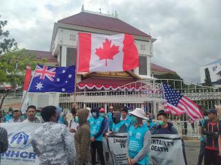 Pengungsi Afganistan Ngeyel Kibarkan Bendera Asing di Tengah Kota Batam
