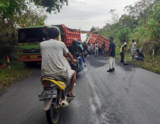 Gorong-Gorong Ambles, Truk Muatan Aspal Nyaris Terguling di Tanjunguban Bintan