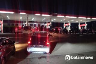 Antrean Kendaraan Mengular di SPBU Kota Batam Imbas Kabar Harga BBM Naik