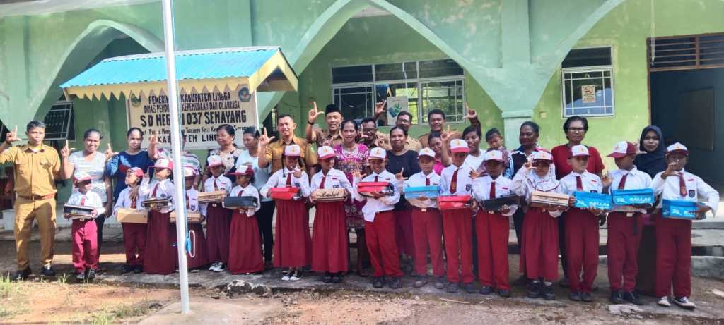 Gerakan 10 Ribu Sepatu Jadi Andalan Kadisdik Lingga Bangkitkan Semangat Belajar Siswa