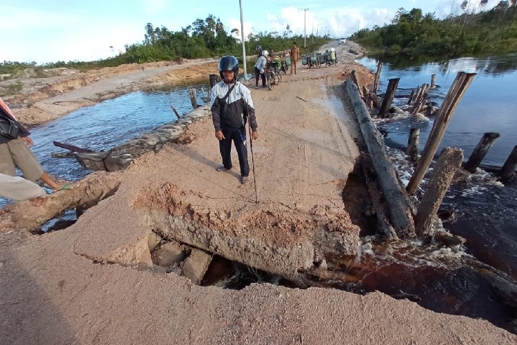 Jembatan Penghubung Dua Kecamatan di Natuna Ambruk Diterjang Arus Sungai Semala