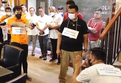 Tangan Bharada E Gemetar saat Rekonstruksi Menembak Brigadir J