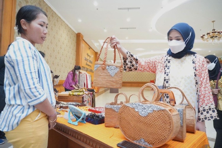Waka PKK Bintan Hafizha Pelajari Pengelolaan Produk UMKM di Bali