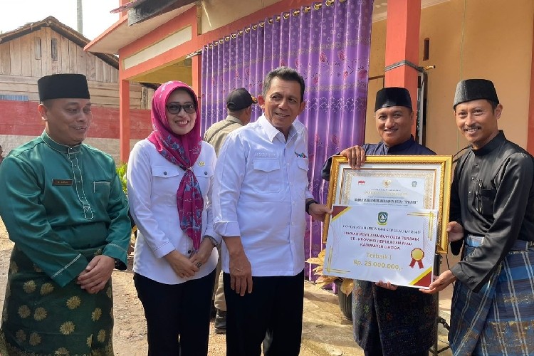 BUMDes Amanah Desa Tanjung Harapan Raih Penghargaan BUMDes Terbaik di Lingga