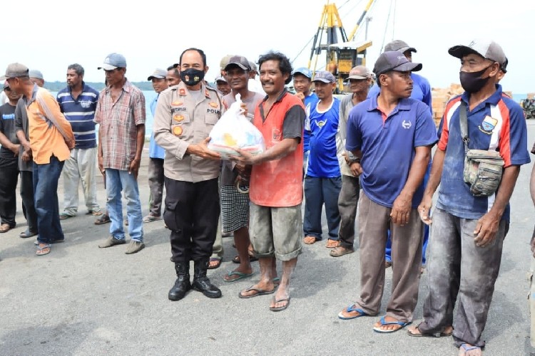 Baksos Polres Lingga Sasar Buruh Pelabuhan dan Tukang Ojek di Singkep