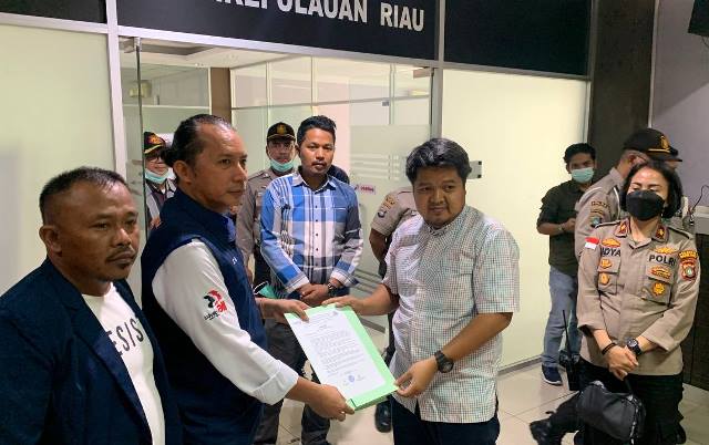 Buruh Batam Serahkan Petisi Tolak Kenaikan Harga BBM ke Pertamina