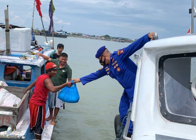 Harga BBM Naik, Polisi di Karimun Bagi-bagi Sembako ke Nelayan