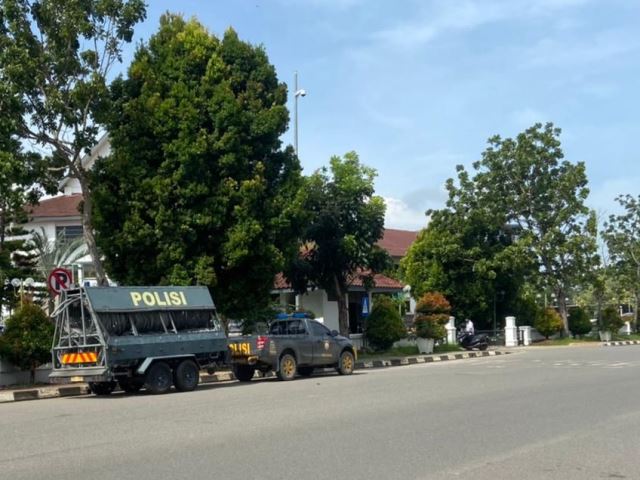 Ratusan Personel Polisi Kawal Demo Buruh Tolak Kenaikan Harga BBM di Batam