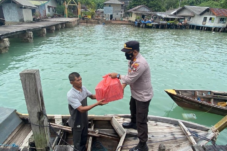 Harga BBM Naik, Polsek Daik Lingga Bagi-bagi Sembako ke Nelayan