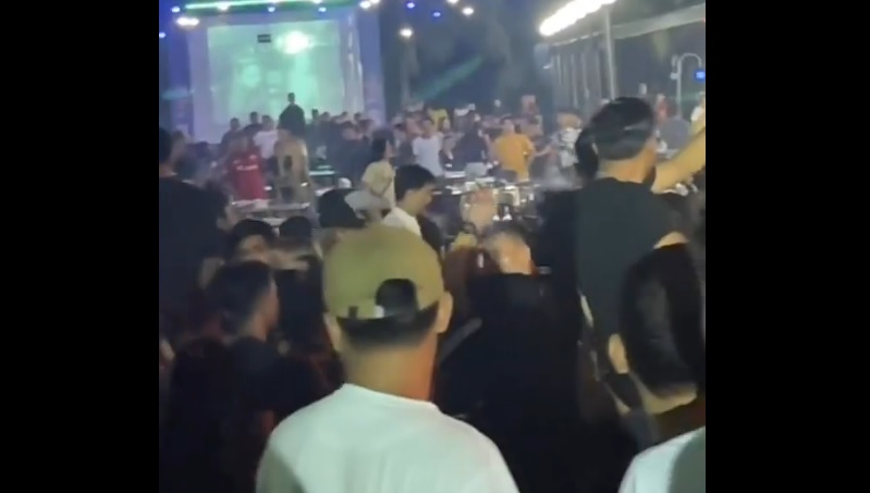 Alamak, Lagi-lagi Foodcourt Pasific Ricuh, Botol dan Kursi Melayang Gegara Bill Rp 200 Ribu