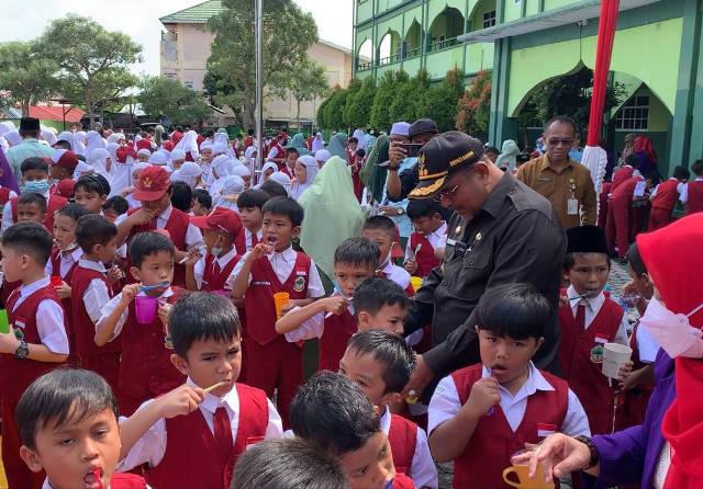 Hari Kesehatan Gigi Nasional: 2 Ribu Siswa SD di Karimun Ikuti Sikat Gigi Massal