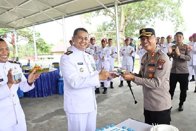 HUT TNI AL Ke-77, Kapolres Lingga Beri Kue Ultah ke Danlanal Dabo Singkep