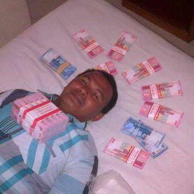Viral Foto Tidur di Tumpukan Uang, Eks Kades di Meranti Tilep APBDes Rp 1,1 Miliar