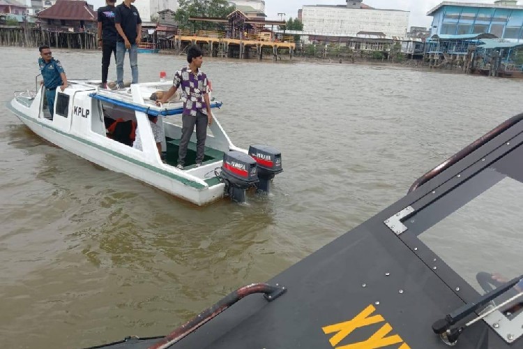 Tim Gabungan Menyisir Pelabuhan Bongkar Muat Tanjungbatu Cari Seorang ABK yang Jatuh ke Laut