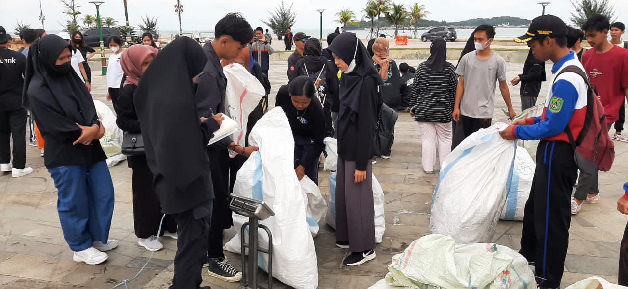 Lima Ton Sampah Dikarungi Ratusan Relawan dalam Hari Bersih-bersih se-Dunia di Kepri