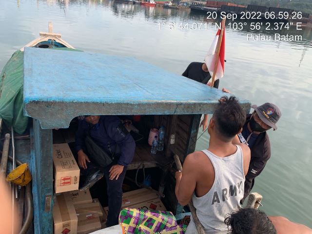Polairud Polda Kepri Tangkap Kapal Kayu Angkut Barang Tanpa Dokumen Kepabeanan di Perairan Batam