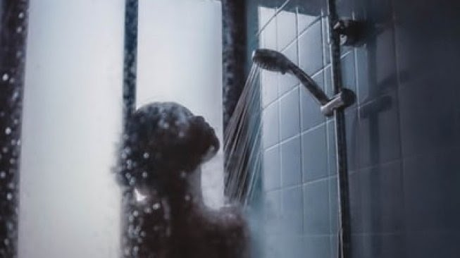 Awas, Jangan Mandi saat Hujan Badai Petir Jika Tak Ingin Hal Ini Terjadi