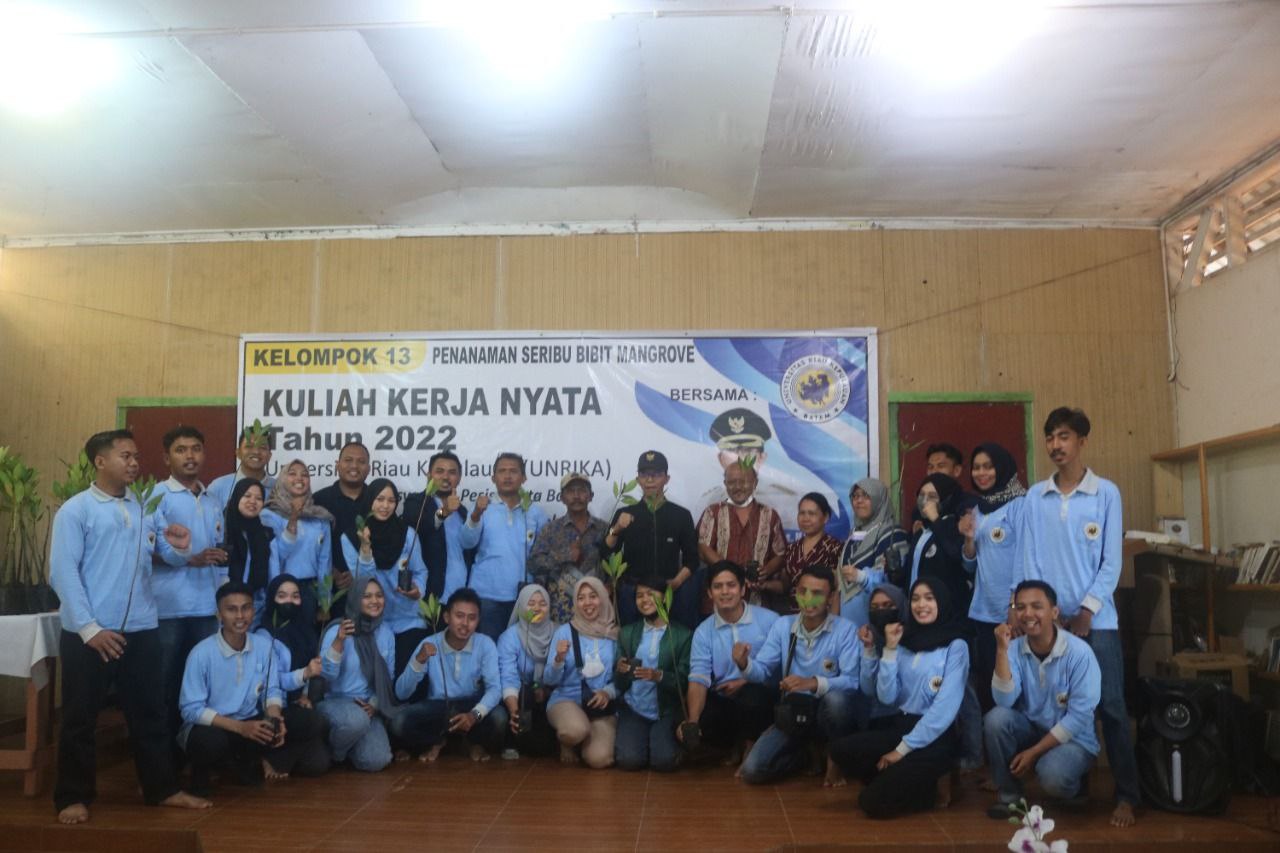 Mahasiswa KKN Unrika Hijaukan Pesisir Kampung Tua Tiang Wangkang Tembesi dengan Mangrove