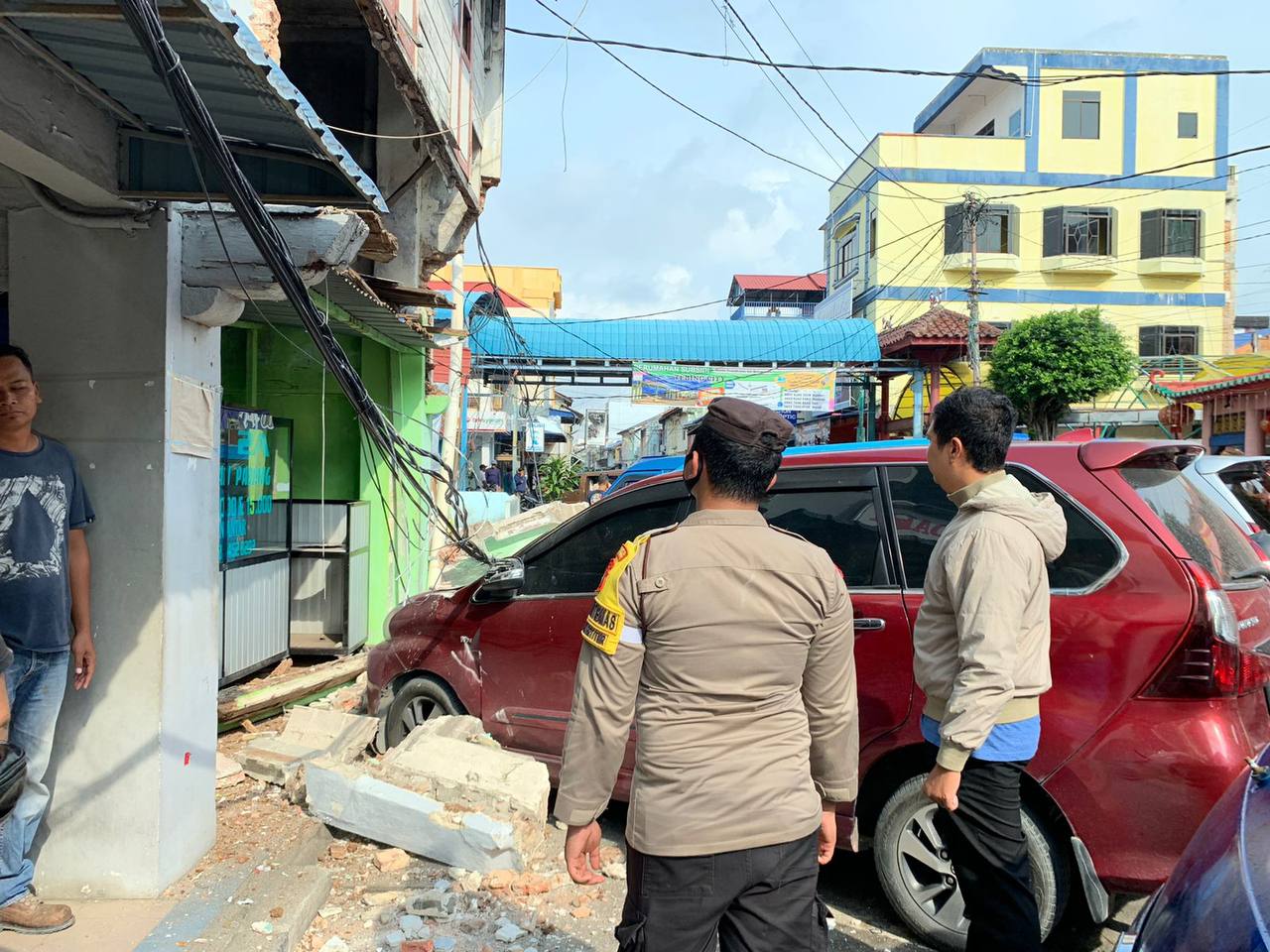 Sialnya Pengemudi Avanza Rental, Mobil Ringsek Tertimpa Tembok Roboh di Parkiran