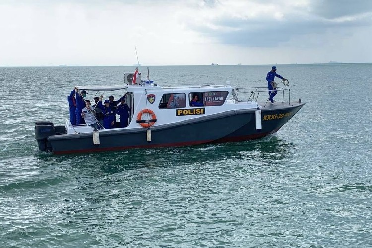 Polairud Jemput Dua Nelayan Karimun yang Terdampar di Malaysia