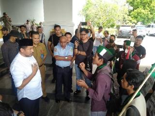 Mahasiswa Geruduk Kantor DPRD Batam Tolak Kenaikan Harga BBM