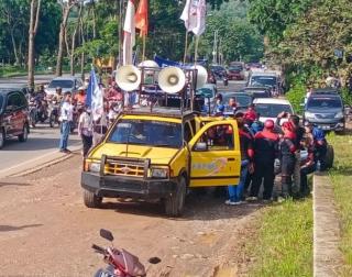 Buruh Mulai Kumpul di Simpang Panbil Mukakuning, Arus Lalu Lintas Terpantau Lancar