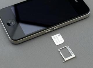 Pakai eSIM, Apple Bakal Hilangkan Slot SIM Card di iPhone Seri Terbaru