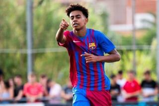 Barcelona Promosikan Striker 15 Tahun ke Tim Senior