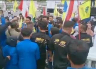 Demo Tolak Kenaikan Harga BBM: Massa Robohkan Pintu Gerbang Gedung DPRD Batam