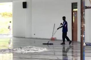 Plafon Runtuh, Masjid Tanjak Batam Ditutup Selama Pemeliharaan