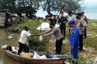 Senangnya Nelayan Desa Tanjung Harapan dapat Bantuan Sembako dari Kapolres Lingga