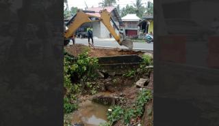 Gorong Gorong di Jalan Adam Malik Kota Ranai Natuna Ambles, Pipa PDAM Putus