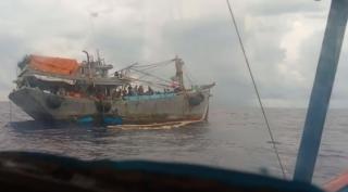Miris!Â Nelayan Asing Pesta Pora Keruk Ikan di Laut Natuna, Nelayan Lokal Terusir Coast Guard China