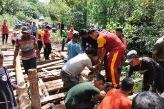 Kapolres Lingga, Camat hingga Warga Dua Desa di Singkep Barat Goro Perbaiki Jembatan Rusak