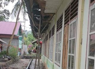 Potret Miris Sekolah Rusak di Karimun, Atap Ditopang Kayu Agar Tak Roboh