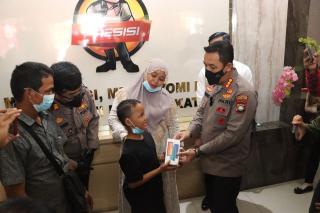Aksi Heroik Bocah 10 Tahun Lawan Begal, Kapolresta Barelang Berikan Hp Baru