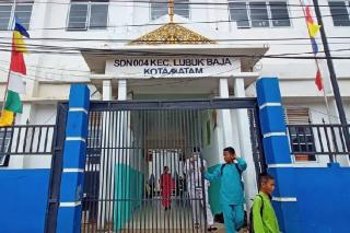 Tiga Bulan Siswa Kelas VI SDN 04 Tanjunguma di Batam Belajar Tanpa Bangku dan Meja