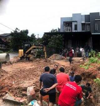Warga Bertungkus Lumus Perbaiki Gorong-gorong Ambles di Perumahan Villa Sampurna 2 Tiban