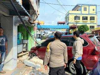 Sialnya Pengemudi Avanza Rental, Mobil Ringsek Tertimpa Tembok Roboh di Parkiran