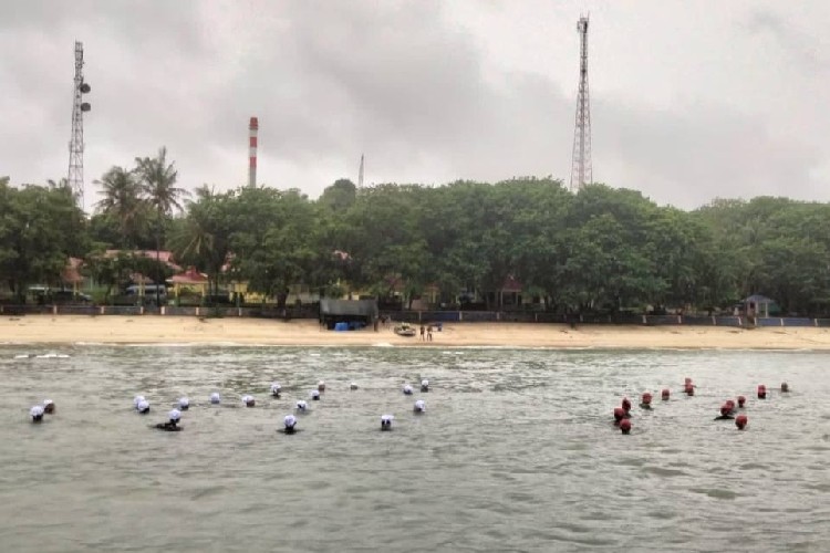Komandan hingga Prajurit Lanal TBK Mengapung di Laut Karimun