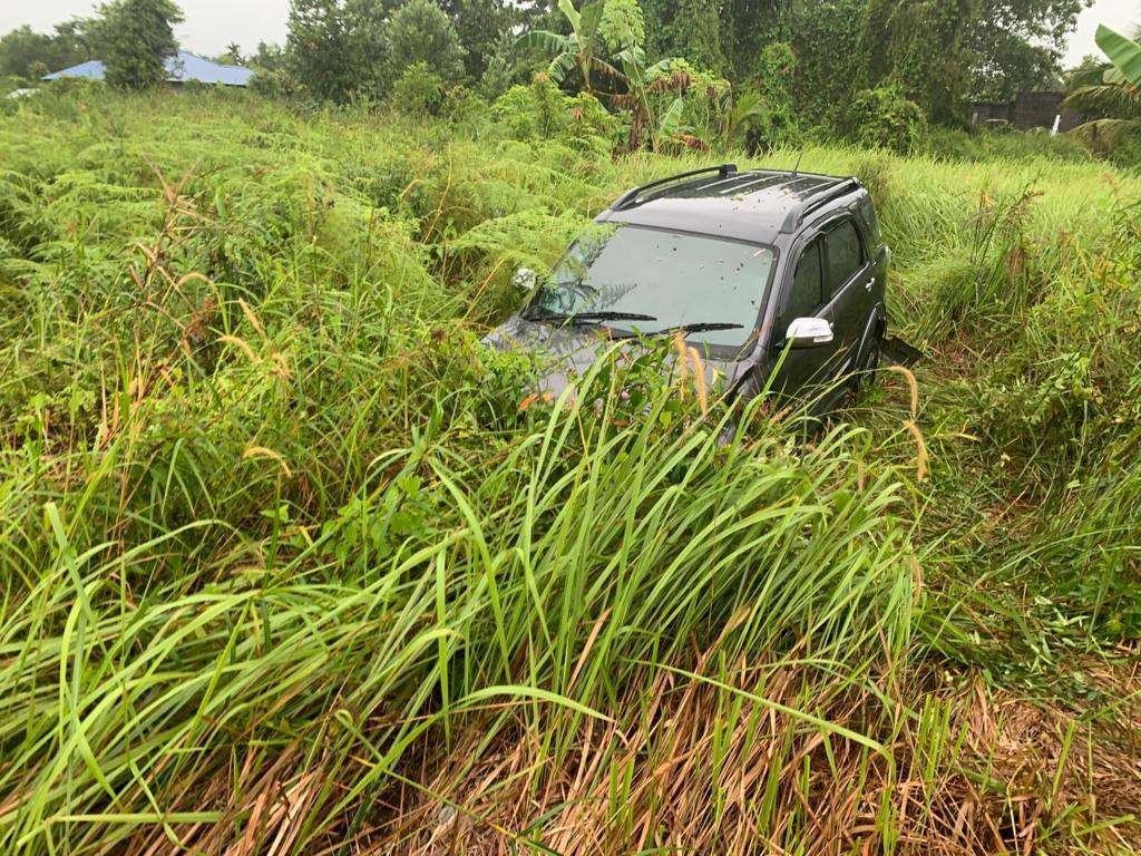 Mobil Toyota Rush Overlap Masuk Semak-semak di Karimun, Pengemudi Kabur