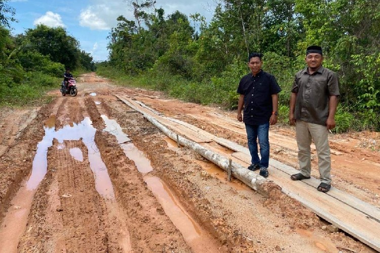 Tekad Wabup Lingga Neko Wesha Pawelloy Muluskan Jalan Senempek-Sambau