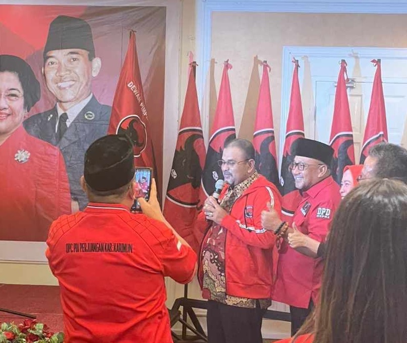 Heboh Aunur Rafiq Kenakan Jaket Merah PDIP